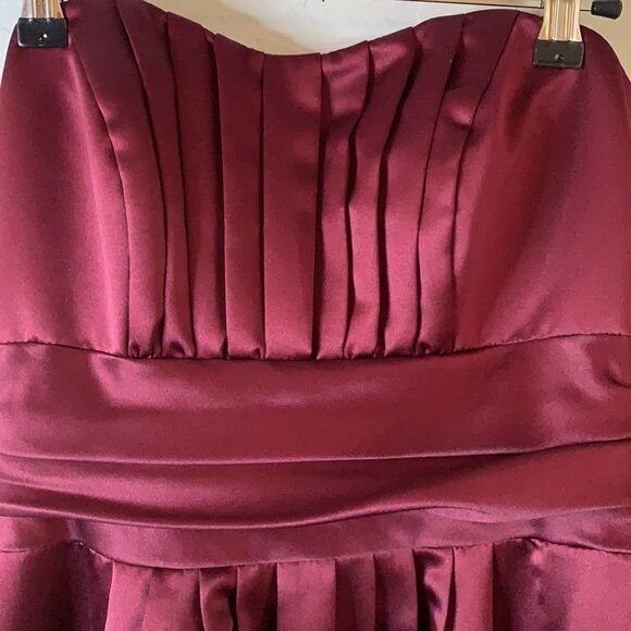 𝅺david’s Bridal maroon strapless bridesmaids gown and/or prom dress - Picture 3 of 8